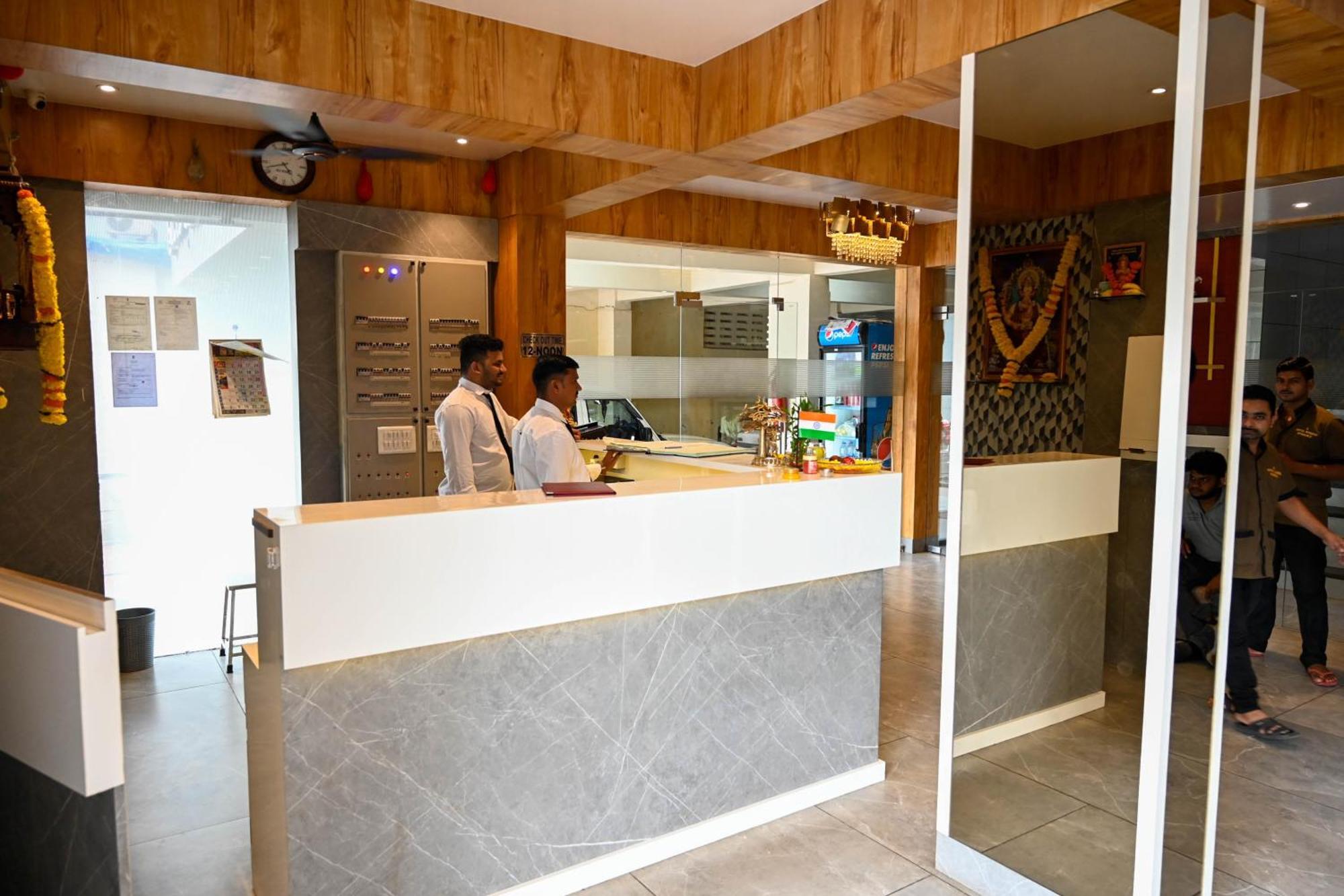 Adiraj Residency Hotel นาวีมุมไบ ภายนอก รูปภาพ